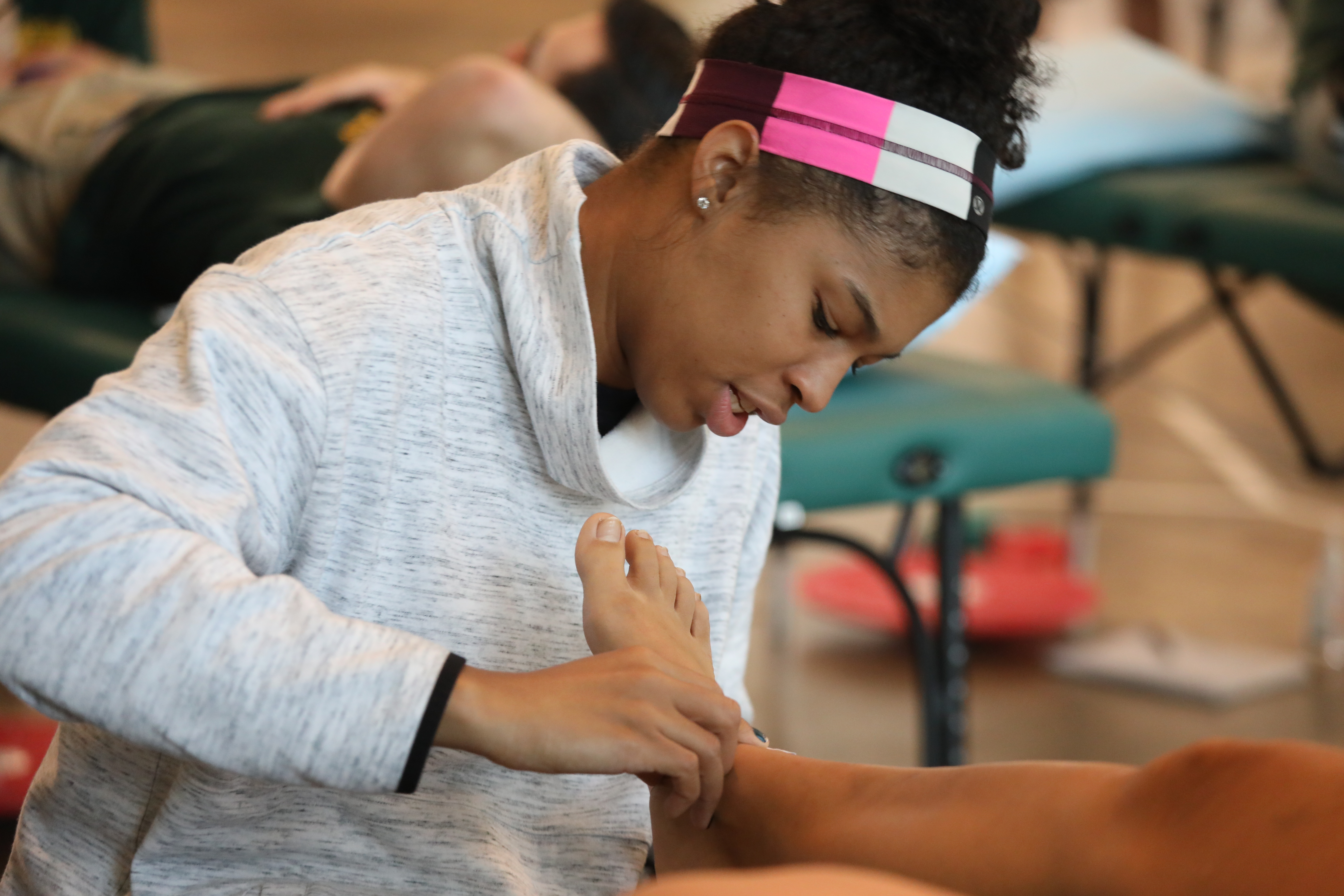 Baylor DPT student working with a model patient at a lab.